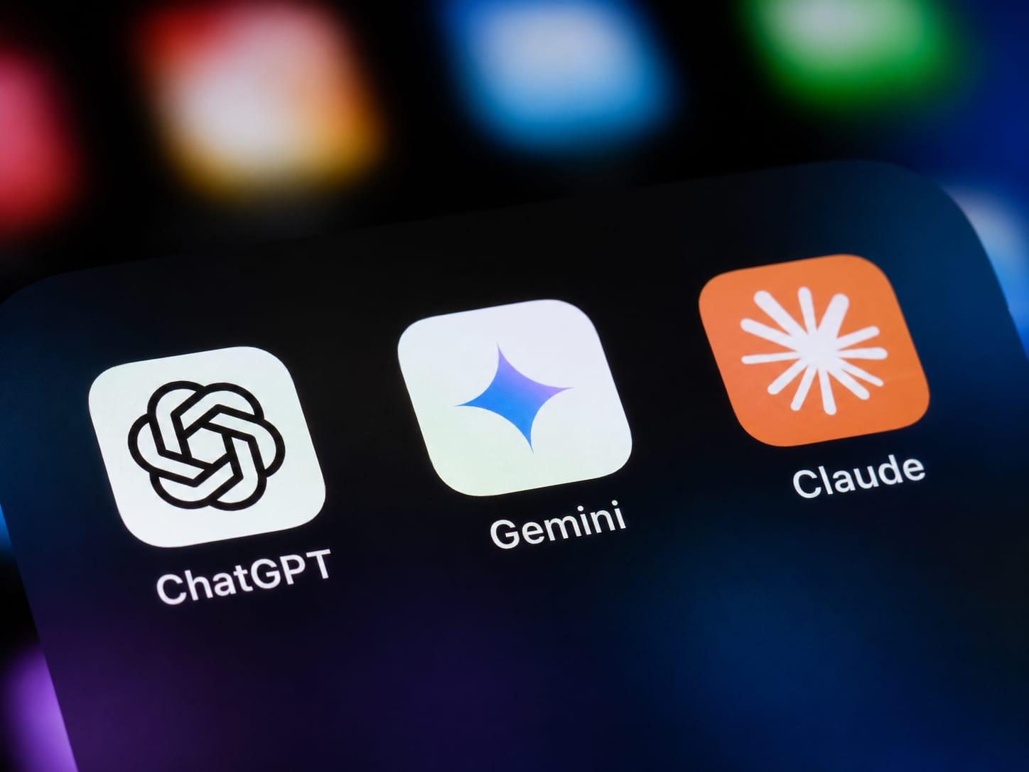 Drei KI-Apps auf einem Smartphone: ChatGPT, Gemini und Claude